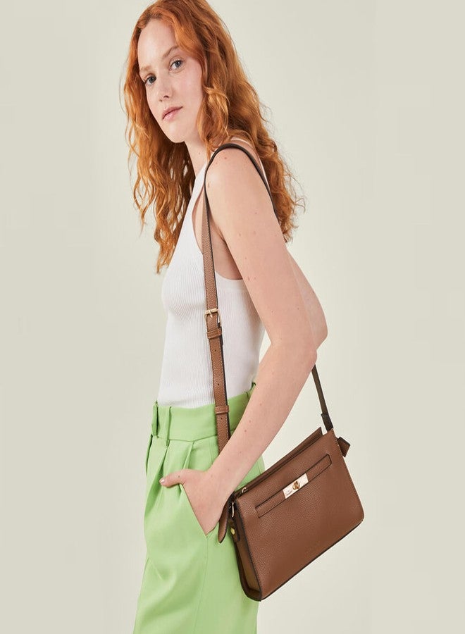 أكسيسورايز حقيبة كتف نسائية من أكسسورايز لندن، بنية اللون، بقفل معدني ملتوي - Image 2